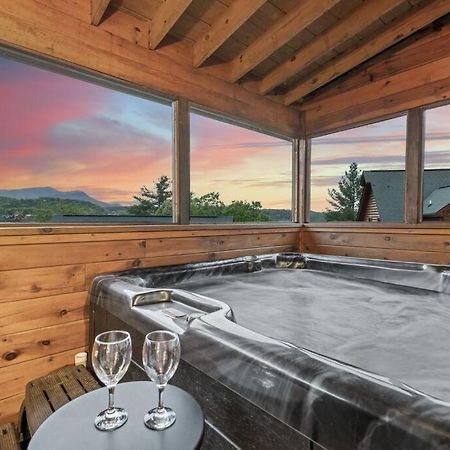Cozy Cabin In The Smokies!!! Fully Furnished And Complete With Community Indoor And Outdoor Pools And Spas, Game And Fitness Rooms As Well As A Private Hot Tub Pigeon Forge Esterno foto