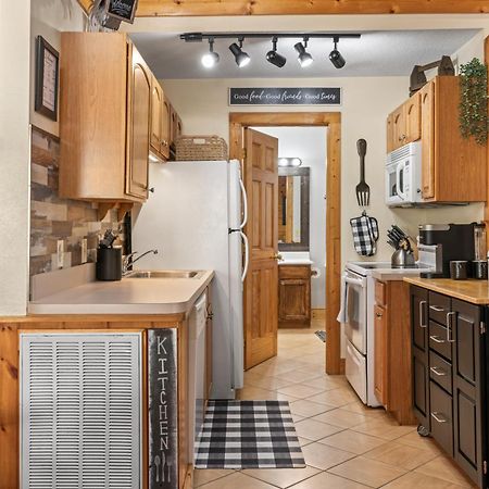 Cozy Cabin In The Smokies!!! Fully Furnished And Complete With Community Indoor And Outdoor Pools And Spas, Game And Fitness Rooms As Well As A Private Hot Tub Pigeon Forge Esterno foto
