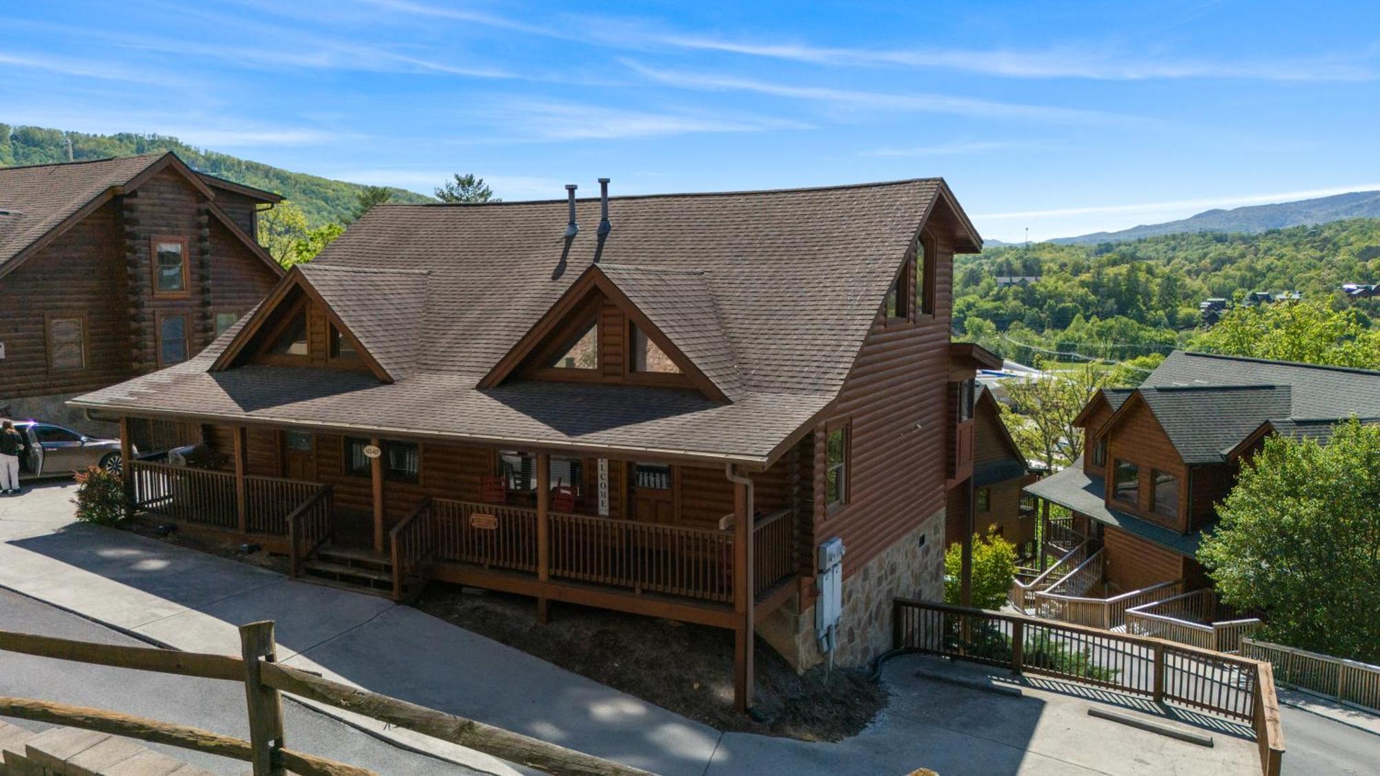 Cozy Cabin In The Smokies!!! Fully Furnished And Complete With Community Indoor And Outdoor Pools And Spas, Game And Fitness Rooms As Well As A Private Hot Tub Pigeon Forge Esterno foto