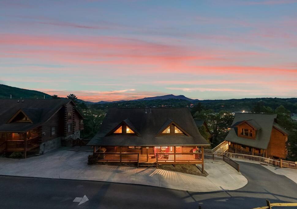 Cozy Cabin In The Smokies!!! Fully Furnished And Complete With Community Indoor And Outdoor Pools And Spas, Game And Fitness Rooms As Well As A Private Hot Tub Pigeon Forge Esterno foto