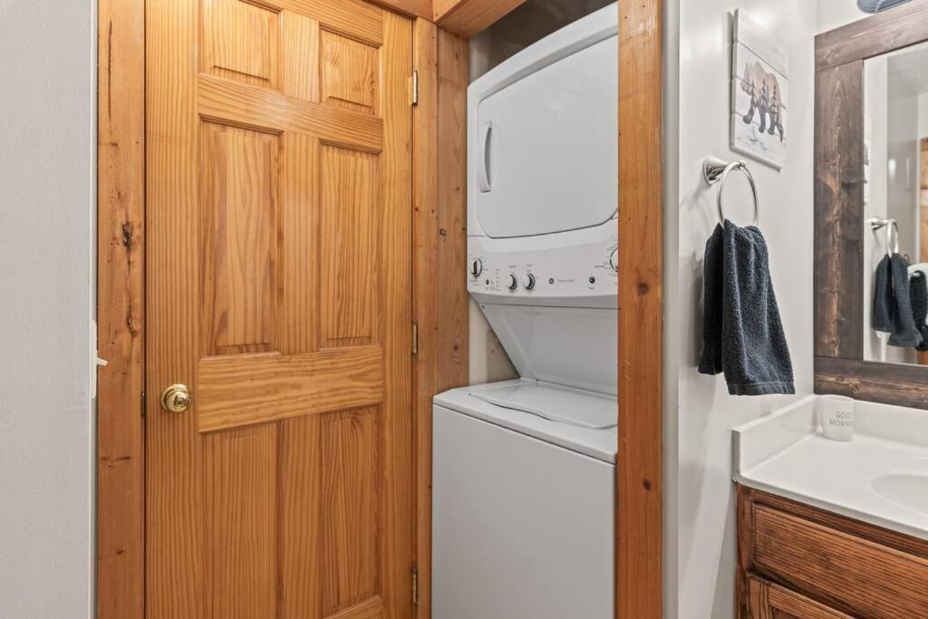Cozy Cabin In The Smokies!!! Fully Furnished And Complete With Community Indoor And Outdoor Pools And Spas, Game And Fitness Rooms As Well As A Private Hot Tub Pigeon Forge Esterno foto