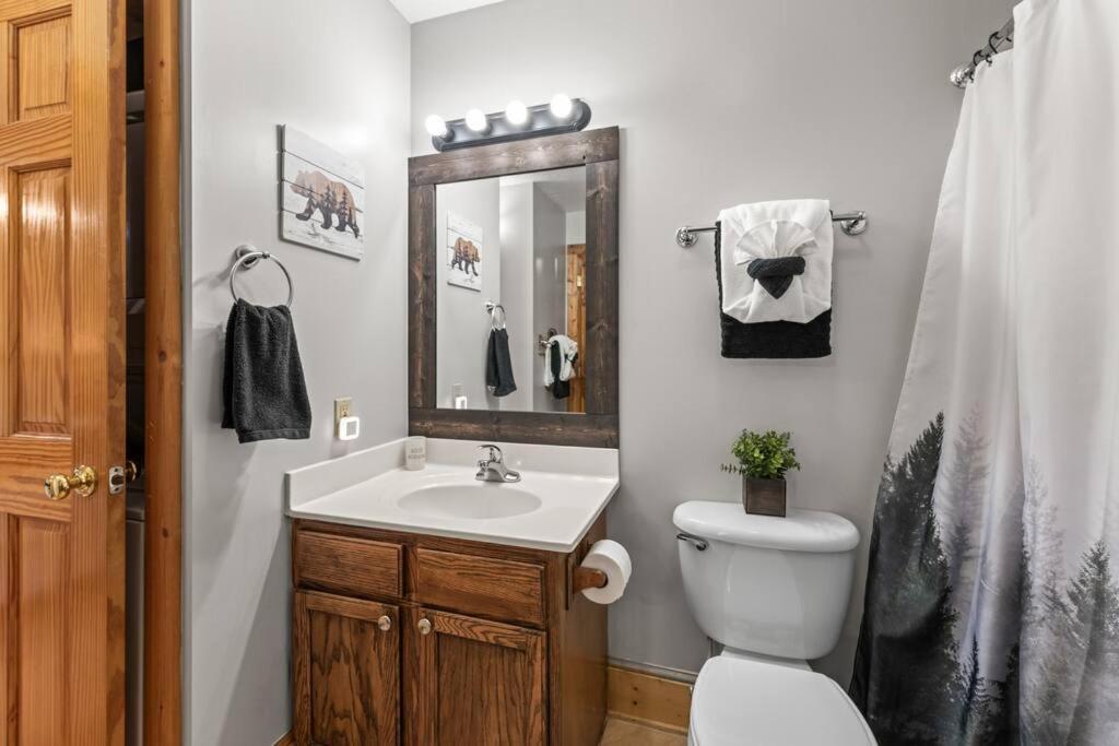 Cozy Cabin In The Smokies!!! Fully Furnished And Complete With Community Indoor And Outdoor Pools And Spas, Game And Fitness Rooms As Well As A Private Hot Tub Pigeon Forge Esterno foto