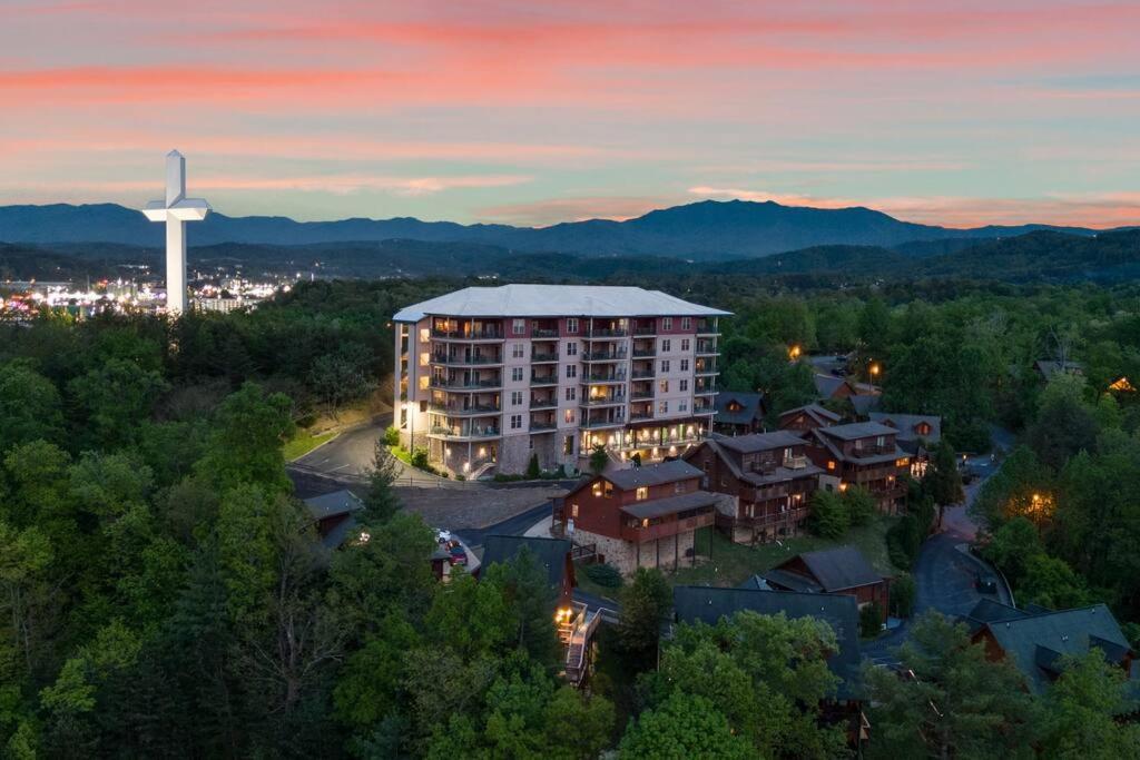 Cozy Cabin In The Smokies!!! Fully Furnished And Complete With Community Indoor And Outdoor Pools And Spas, Game And Fitness Rooms As Well As A Private Hot Tub Pigeon Forge Esterno foto
