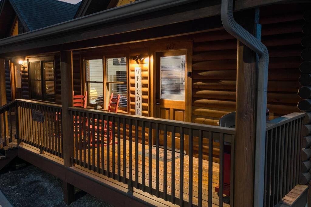 Cozy Cabin In The Smokies!!! Fully Furnished And Complete With Community Indoor And Outdoor Pools And Spas, Game And Fitness Rooms As Well As A Private Hot Tub Pigeon Forge Esterno foto
