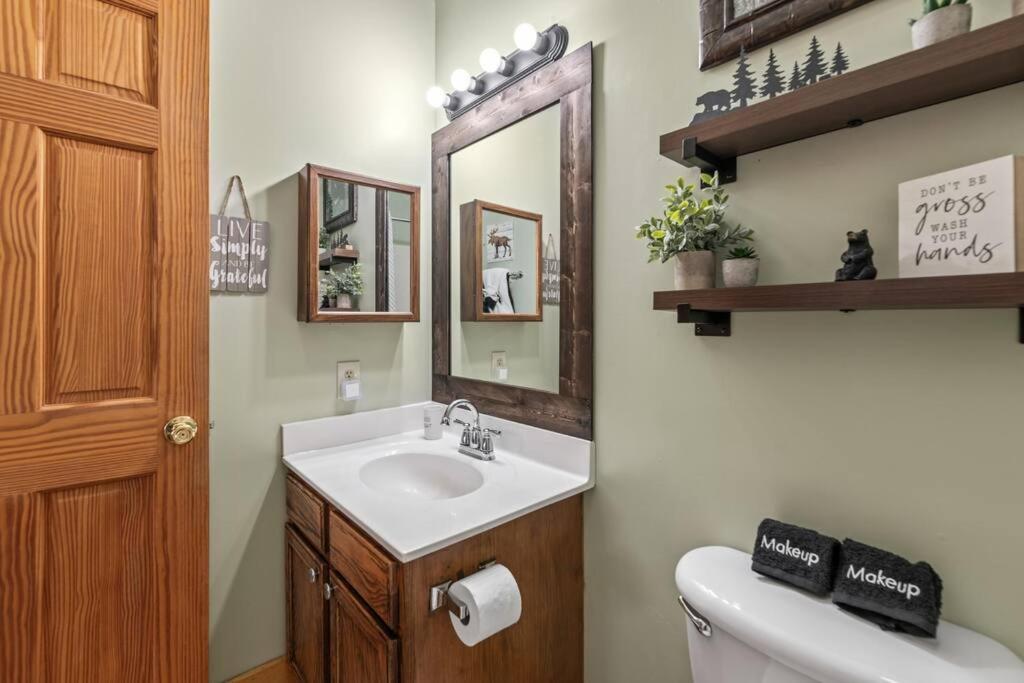 Cozy Cabin In The Smokies!!! Fully Furnished And Complete With Community Indoor And Outdoor Pools And Spas, Game And Fitness Rooms As Well As A Private Hot Tub Pigeon Forge Esterno foto