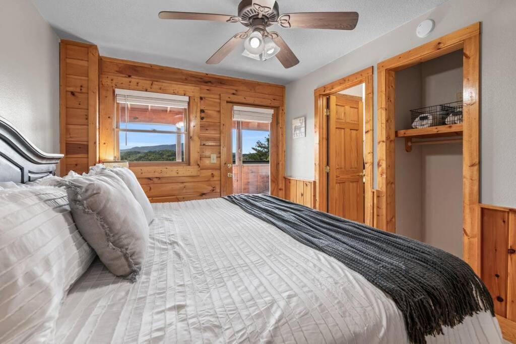 Cozy Cabin In The Smokies!!! Fully Furnished And Complete With Community Indoor And Outdoor Pools And Spas, Game And Fitness Rooms As Well As A Private Hot Tub Pigeon Forge Esterno foto