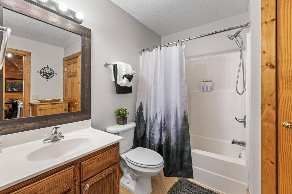 Cozy Cabin In The Smokies!!! Fully Furnished And Complete With Community Indoor And Outdoor Pools And Spas, Game And Fitness Rooms As Well As A Private Hot Tub Pigeon Forge Esterno foto