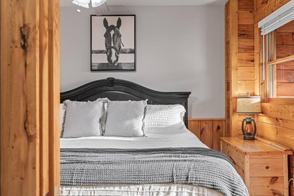 Cozy Cabin In The Smokies!!! Fully Furnished And Complete With Community Indoor And Outdoor Pools And Spas, Game And Fitness Rooms As Well As A Private Hot Tub Pigeon Forge Esterno foto