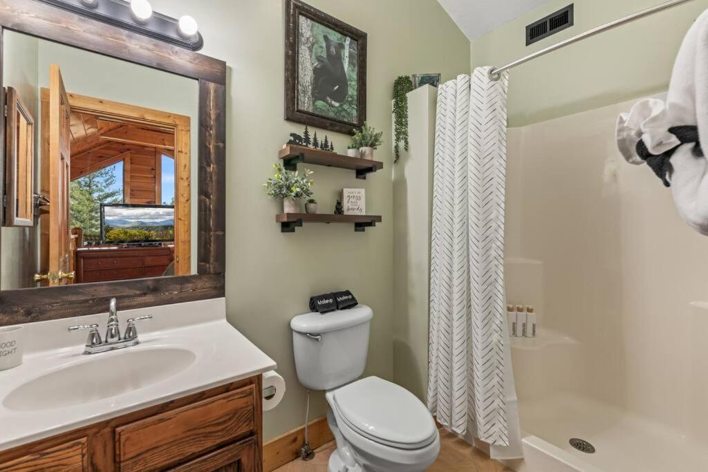 Cozy Cabin In The Smokies!!! Fully Furnished And Complete With Community Indoor And Outdoor Pools And Spas, Game And Fitness Rooms As Well As A Private Hot Tub Pigeon Forge Esterno foto