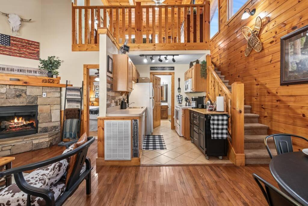 Cozy Cabin In The Smokies!!! Fully Furnished And Complete With Community Indoor And Outdoor Pools And Spas, Game And Fitness Rooms As Well As A Private Hot Tub Pigeon Forge Esterno foto