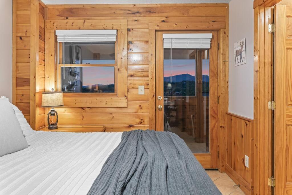 Cozy Cabin In The Smokies!!! Fully Furnished And Complete With Community Indoor And Outdoor Pools And Spas, Game And Fitness Rooms As Well As A Private Hot Tub Pigeon Forge Esterno foto