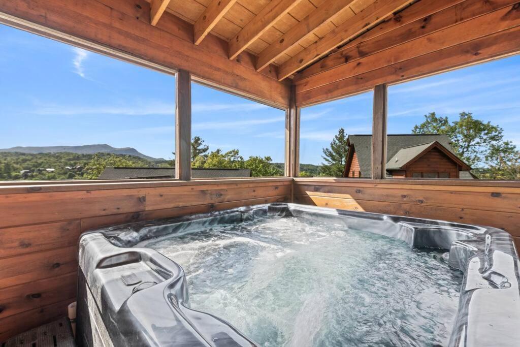 Cozy Cabin In The Smokies!!! Fully Furnished And Complete With Community Indoor And Outdoor Pools And Spas, Game And Fitness Rooms As Well As A Private Hot Tub Pigeon Forge Esterno foto