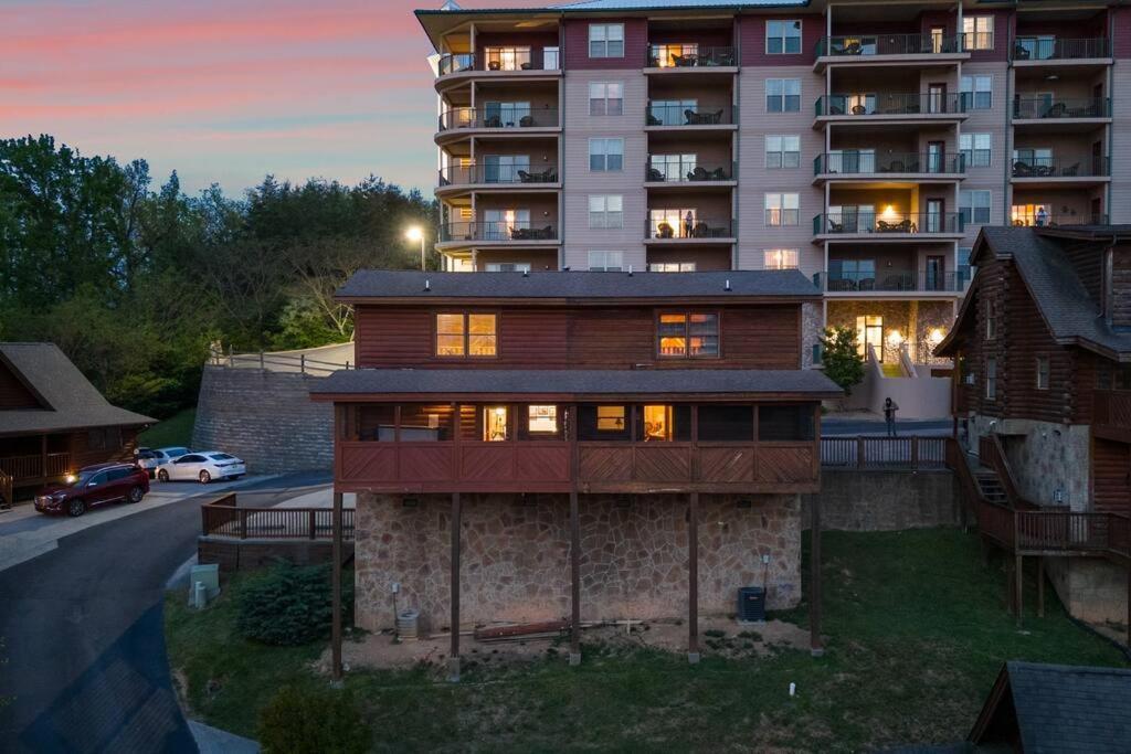 Cozy Cabin In The Smokies!!! Fully Furnished And Complete With Community Indoor And Outdoor Pools And Spas, Game And Fitness Rooms As Well As A Private Hot Tub Pigeon Forge Esterno foto