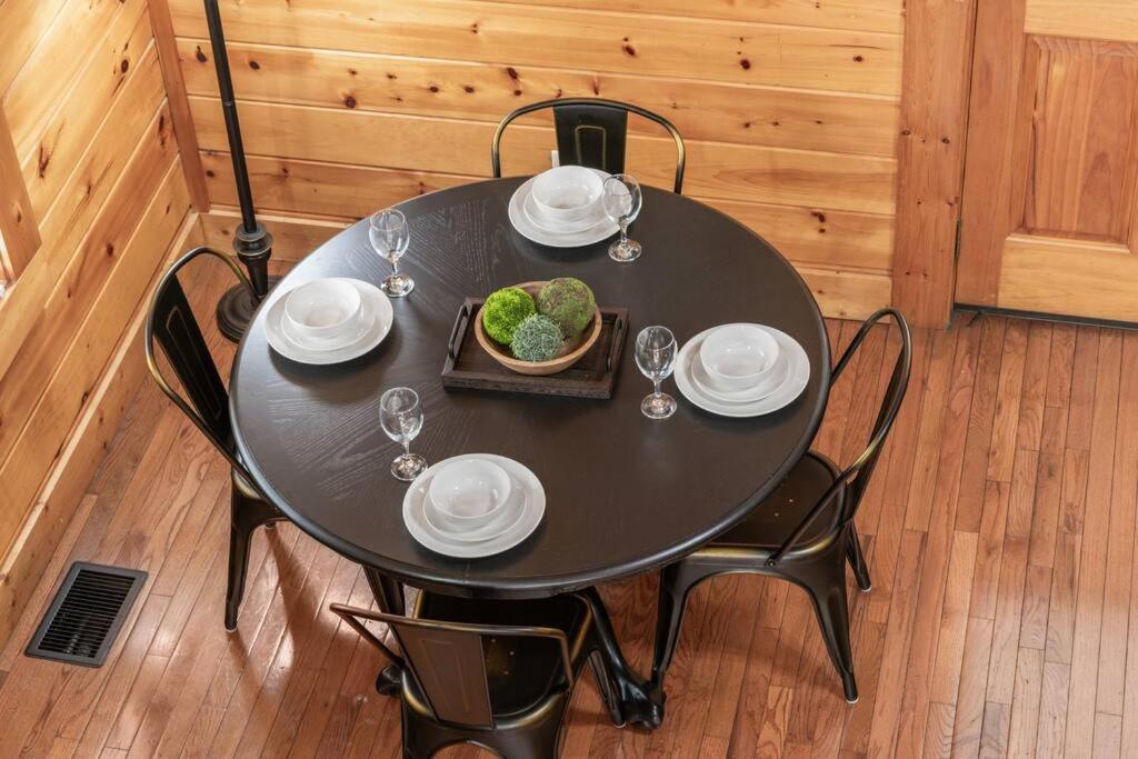 Cozy Cabin In The Smokies!!! Fully Furnished And Complete With Community Indoor And Outdoor Pools And Spas, Game And Fitness Rooms As Well As A Private Hot Tub Pigeon Forge Esterno foto