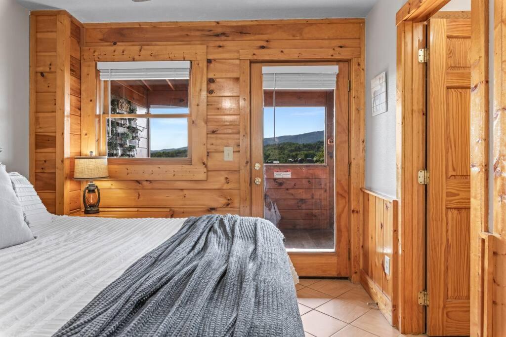 Cozy Cabin In The Smokies!!! Fully Furnished And Complete With Community Indoor And Outdoor Pools And Spas, Game And Fitness Rooms As Well As A Private Hot Tub Pigeon Forge Esterno foto