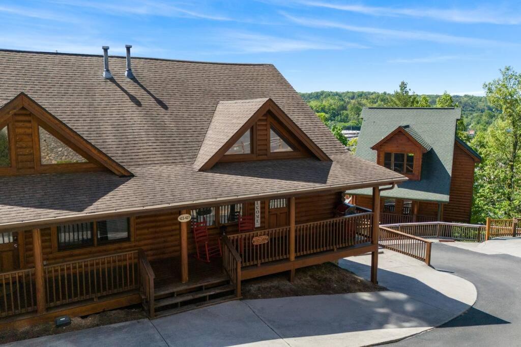 Cozy Cabin In The Smokies!!! Fully Furnished And Complete With Community Indoor And Outdoor Pools And Spas, Game And Fitness Rooms As Well As A Private Hot Tub Pigeon Forge Esterno foto