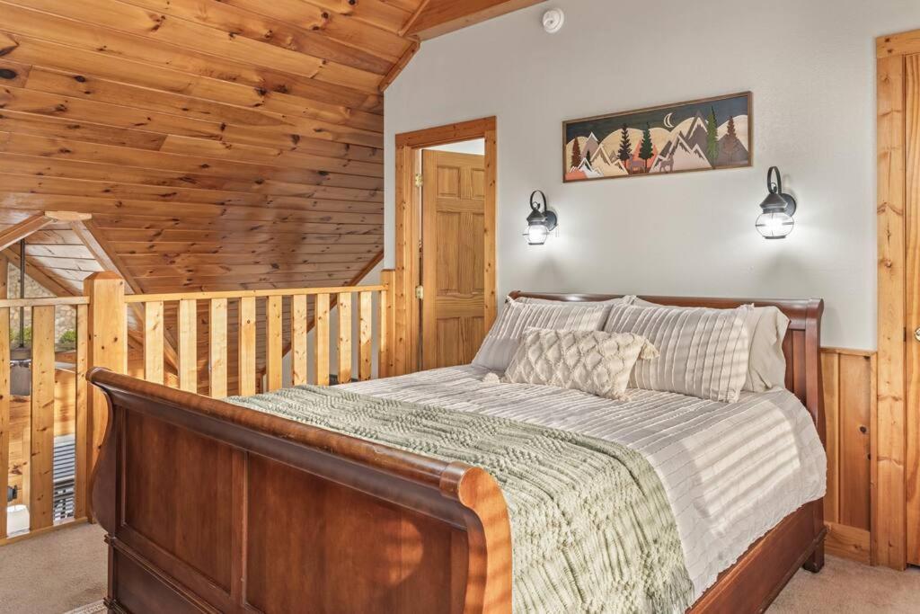 Cozy Cabin In The Smokies!!! Fully Furnished And Complete With Community Indoor And Outdoor Pools And Spas, Game And Fitness Rooms As Well As A Private Hot Tub Pigeon Forge Esterno foto