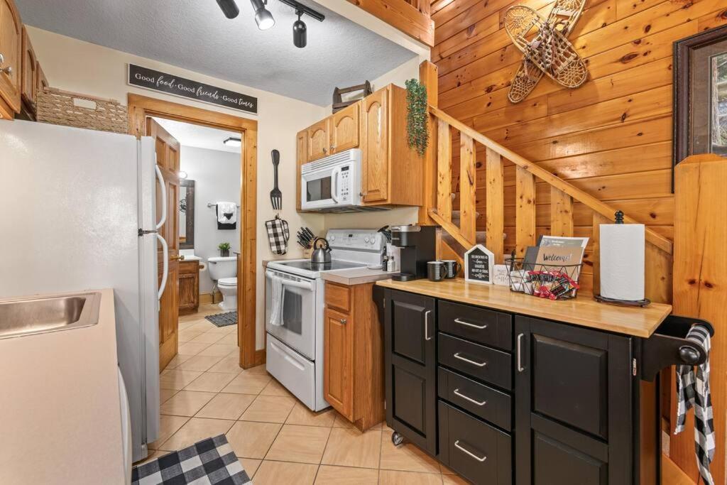 Cozy Cabin In The Smokies!!! Fully Furnished And Complete With Community Indoor And Outdoor Pools And Spas, Game And Fitness Rooms As Well As A Private Hot Tub Pigeon Forge Esterno foto