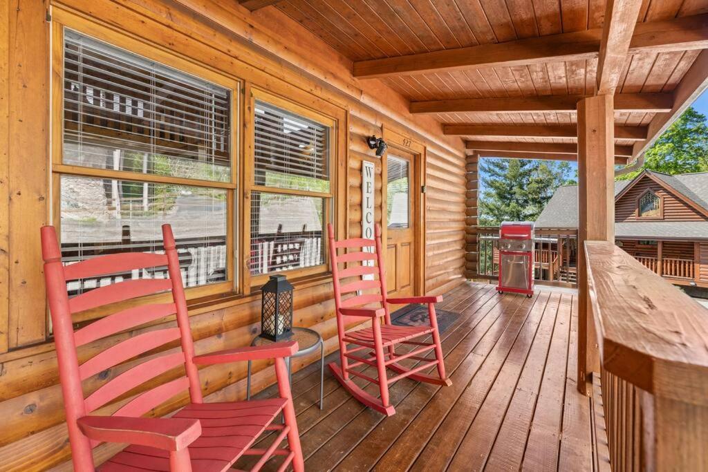 Cozy Cabin In The Smokies!!! Fully Furnished And Complete With Community Indoor And Outdoor Pools And Spas, Game And Fitness Rooms As Well As A Private Hot Tub Pigeon Forge Esterno foto