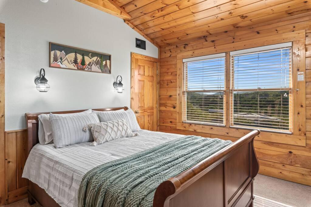 Cozy Cabin In The Smokies!!! Fully Furnished And Complete With Community Indoor And Outdoor Pools And Spas, Game And Fitness Rooms As Well As A Private Hot Tub Pigeon Forge Esterno foto