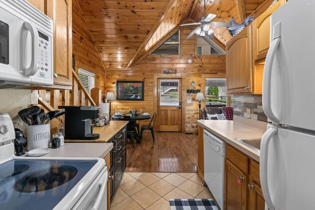 Cozy Cabin In The Smokies!!! Fully Furnished And Complete With Community Indoor And Outdoor Pools And Spas, Game And Fitness Rooms As Well As A Private Hot Tub Pigeon Forge Esterno foto