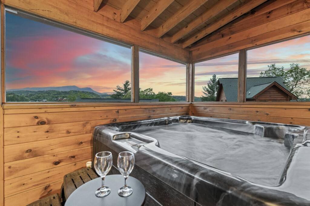 Cozy Cabin In The Smokies!!! Fully Furnished And Complete With Community Indoor And Outdoor Pools And Spas, Game And Fitness Rooms As Well As A Private Hot Tub Pigeon Forge Esterno foto