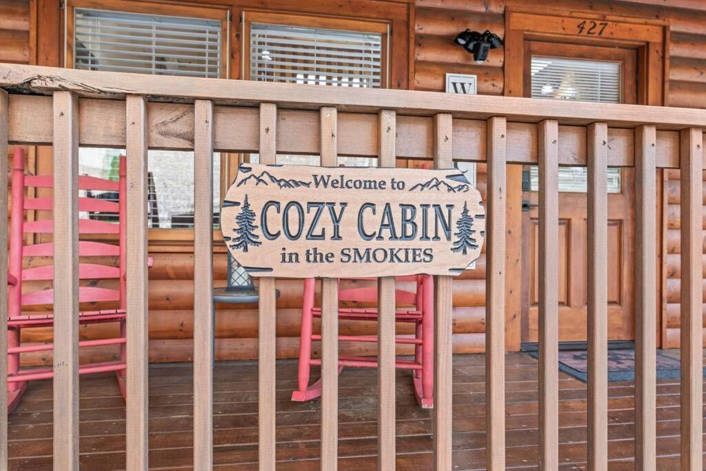 Cozy Cabin In The Smokies!!! Fully Furnished And Complete With Community Indoor And Outdoor Pools And Spas, Game And Fitness Rooms As Well As A Private Hot Tub Pigeon Forge Esterno foto
