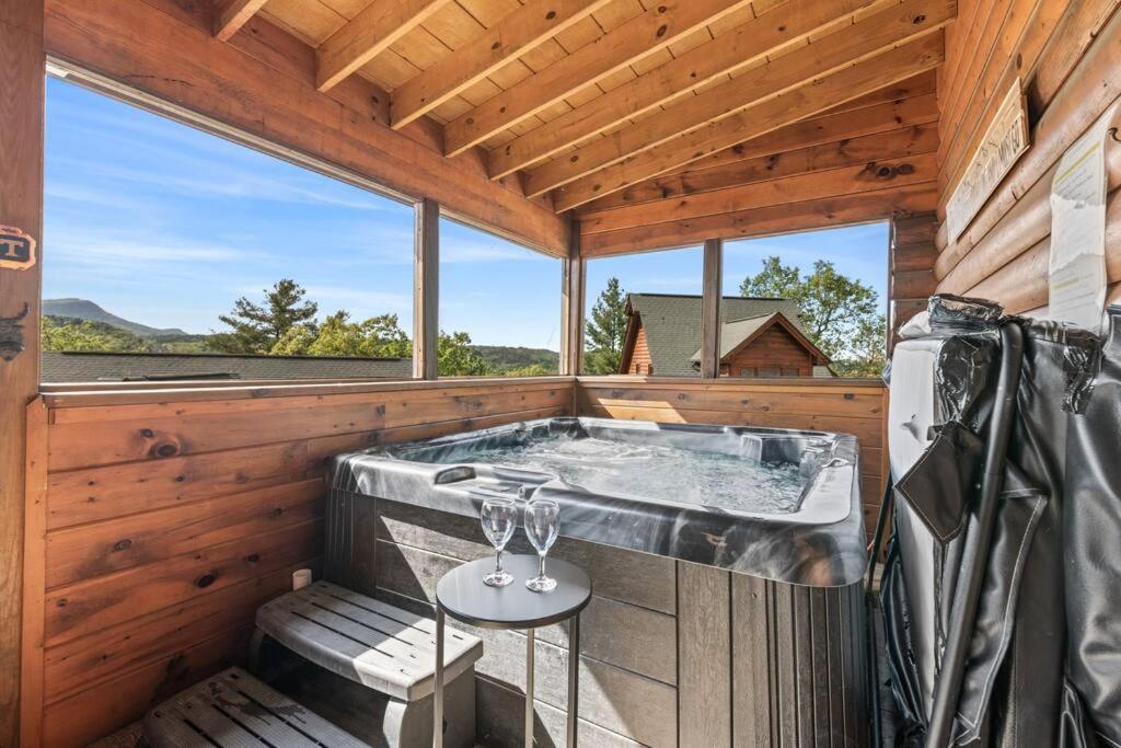 Cozy Cabin In The Smokies!!! Fully Furnished And Complete With Community Indoor And Outdoor Pools And Spas, Game And Fitness Rooms As Well As A Private Hot Tub Pigeon Forge Esterno foto