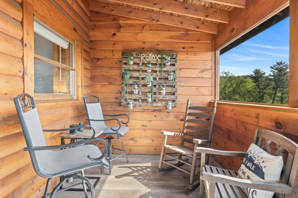 Cozy Cabin In The Smokies!!! Fully Furnished And Complete With Community Indoor And Outdoor Pools And Spas, Game And Fitness Rooms As Well As A Private Hot Tub Pigeon Forge Esterno foto