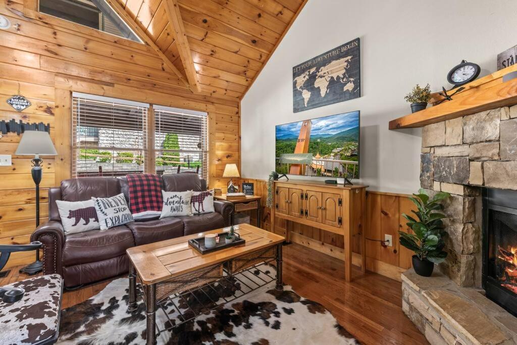 Cozy Cabin In The Smokies!!! Fully Furnished And Complete With Community Indoor And Outdoor Pools And Spas, Game And Fitness Rooms As Well As A Private Hot Tub Pigeon Forge Esterno foto