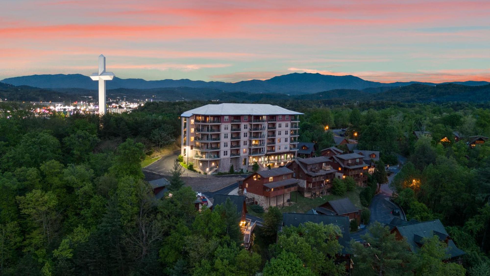 Cozy Cabin In The Smokies!!! Fully Furnished And Complete With Community Indoor And Outdoor Pools And Spas, Game And Fitness Rooms As Well As A Private Hot Tub Pigeon Forge Esterno foto